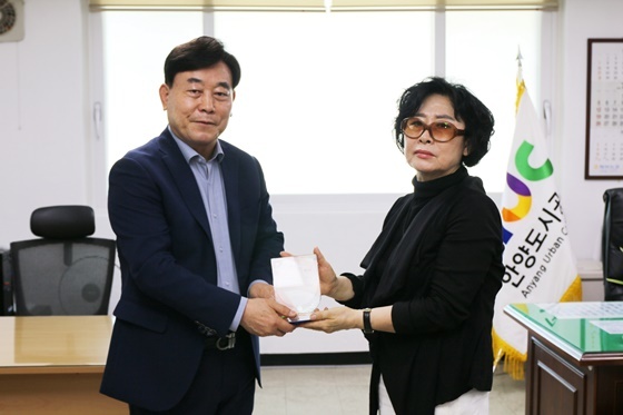 NSP통신-배찬주 안양도시공사장(왼쪽)이 송경복 중앙지하도상가협의회장으로부터 감사패를 받고 있다. (안양도시공사)