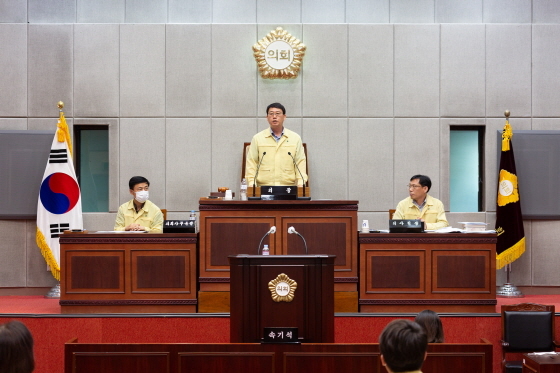 NSP통신-박춘호 의원(가운데)이 제8대 후반기 의장에 선출됐다. (시흥시의회)