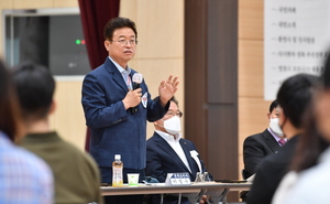 [NSP PHOTO]이철우 경북도지사, 영천시 현장 소통간담회 로봇캠퍼스에서 가져