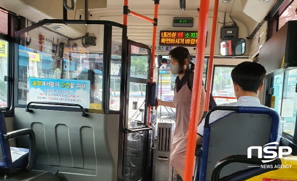 NSP통신-여수시가 시내버스 및 택시 등 대중교통 이용 시 마스크 착용을 의무화하는 행정명령을 고시한 이후 마스크를 쓴 시민이 시내버스에 탑승하고 있다. (여수시)