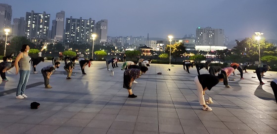 NSP통신-▲서산시가 야간체조광장 프로그램을 운영한다. (서산시)