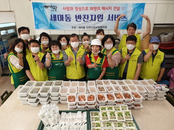 NSP통신-7일 세마동지역사회보장협의체 위원들이 지역 내 소외계층 세대에 전달할 반찬을 손수 만들고 기념촬영을 하고 있다. (오산시)