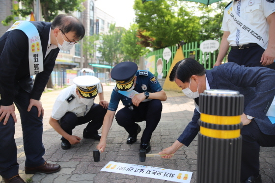 NSP통신-9일 경기남부본부와 안산상록경찰서 관계자들이 시선유도 스티커를 설치하고 있는 모습. (한국교통안전공단 경기남부본부)