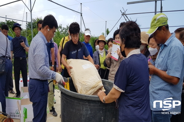 NSP통신-울진군은 지난 9일 농업기술센터에서 울진녹색농업대학 약초반 30여명을 대상으로 약초재배를 위한 천연영양제 제조 현장교육을 진행했다 (울진군)