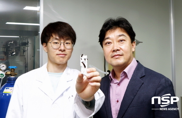 NSP통신-스티로폼을 먹고 있는 거저리 유충을 소개하고 있는 포스텍 우성욱씨(왼쪽), 차형준 교수(오른쪽)