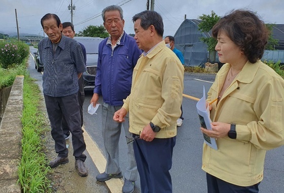 NSP통신-▲노박래 군수가 집중호우로 피해가 우려되는 현장을 찾아 긴급 점검에 나섰다. (서천군)
