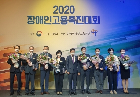 NSP통신-고용노동부 장관 표창 수상한 뒤 기념사진을 찍고 있다. (CJ프레시웨이 제공)