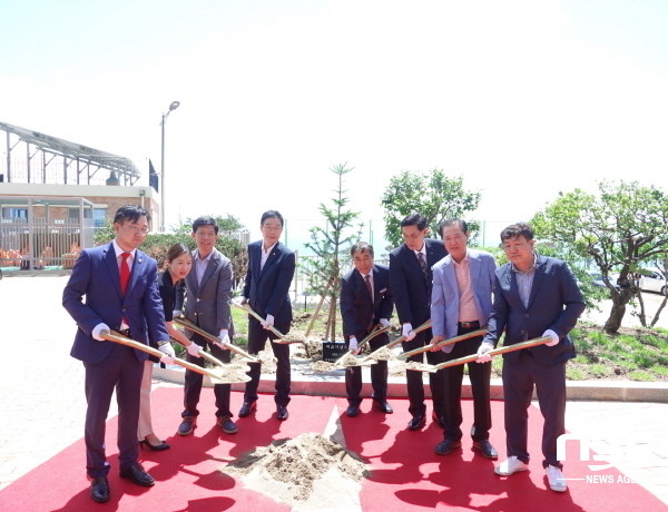 NSP통신-지난 17일 울릉중학교 개교식에서 주요 내빈들이 식수를 하고있다. (울릉교육지원청)