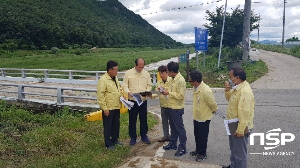 NSP통신-강영석 상주시장이 자연재해위험개선지구 정비사업 현장점검을 실시하고 있다. (상주시)