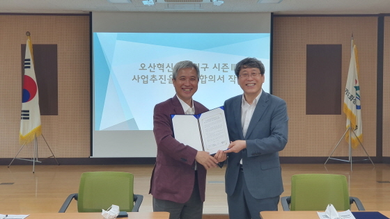 NSP통신-20일 곽상욱 오산시장(왼쪽)과 남현석 화성오산교육지원청 교육장이 업무협약 후 기념촬영을 하고 있다. (오산시)