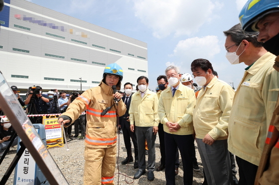 NSP통신-21일 이재명 경기도지사가 용인 물류센터 화재 현장을 찾았다. (경기도)