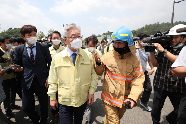 NSP통신-21일 이재명 경기도지사가 용인 물류센터 화재 현장을 찾았다. (경기도)
