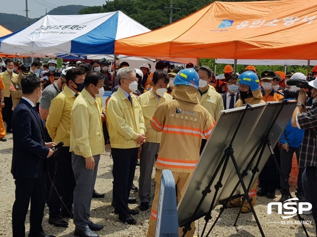 NSP통신-용인소방서 관계자로부터 브리핑을 받는 이재명 경기도지사, 백군기 용인시장. (김병관 기자)