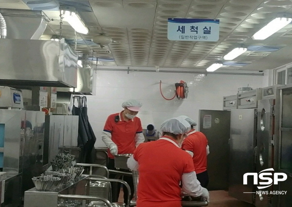 NSP통신-경상북도교육청은 7월부터 오는 11월까지 전국 시·도교육청 최초로 급식종사자의 건강장해 예방과 쾌적한 작업환경 조성을 위해 도내 조리교 651개교를 대상으로 급식소 내 소음 작업환경측정을 한다 (경상북도교육청)