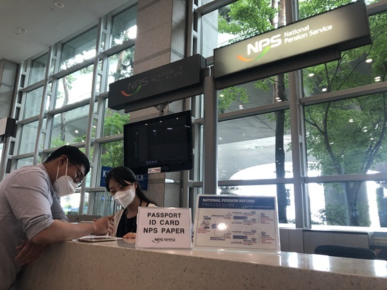 NSP통신-2020년 7월 14일 출국하는 외국인이 국민연금 인천공항상담센터에서 반환일시금 청구 절차에 대한 설명을 듣고 있다. (국민연금)