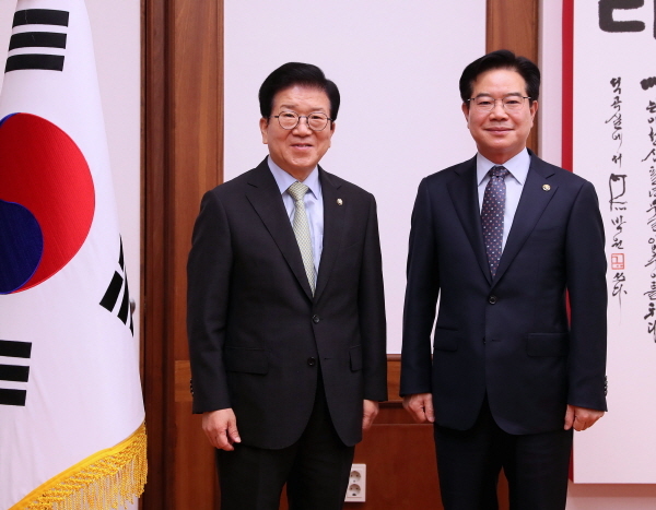 NSP통신-박병석 국회의장(왼쪽)이 김창룡 신임 경찰청장을 만나 기념사진을 촬영하고 있다.
