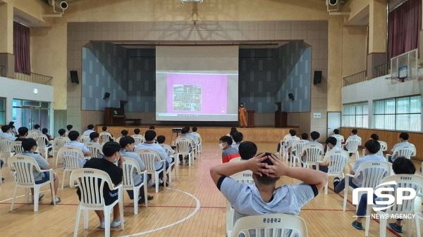 -지난 27일 문경중학교 문일관에서 미래소방관 체험교실이 운영되고 있다. (문경소방서)