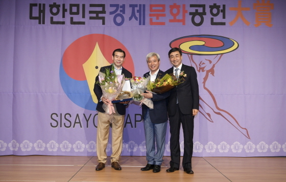 NSP통신-27일 2020 대한민국경제문화공헌대상에서 기초자치단체장 부문 대상을 수상한 곽상욱 오산시장(가운데)이 관계자들과 기념촬영을 하고 있다. (오산시)