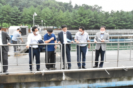 NSP통신-27일 오후 안양시 수돗물의 안전점검을 위해 청계통합정수장을 찾은 민병덕 의원(왼쪽)과 강득구 의원(왼쪽 세번째). (강득구 의원실)