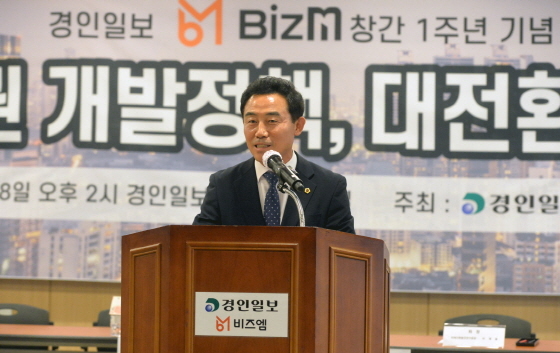 NSP통신-28일 경인일보 대회의실에서 열린 비즈엠 창간 1주년 대토론회에서 진용복 경기도부의장이 축사를 하고 있다. (경기도의회)