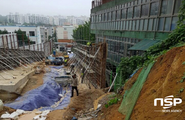 NSP통신-학교(우측건물) 옆으로 아파트 진입로 공사가 진행 중이다. (여수정보고학고)