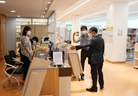 NSP통신-정하영 김포시장이 풍무도서관을 방문해 공공도서관 운영 재개에 따른 현장상황을 확인하고 있다. (김포시)