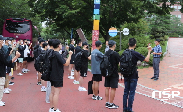 NSP통신-영진전문대학교 제6기 공군부사관학군단 예비 후보생이 3일 기초군사훈련 출발에 앞서 파이팅을 외치고 있다. (영진전문대학교)