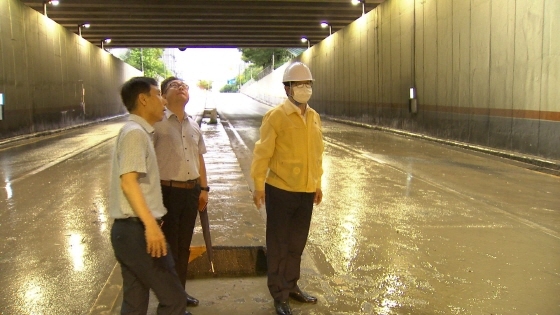 NSP통신-3일 염태영 시장(오른쪽)이 침수된 화산지하차도를 점검하고 있다. (수원시)