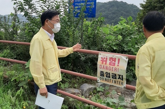 NSP통신-▲김윤호 부군수가 관내 재해취약지구, 공사장, 휴양지 등 현장점검에 나섰다. (청양군)