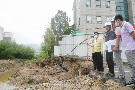 NSP통신-4일 김상돈 의왕시장이 관계자들과 하천시설물에 대한 현장점검을 하고 있다. (의왕시)