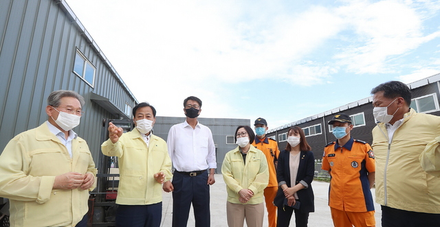 NSP통신-장현국 경기도의회 의장(왼쪽 두번째)이 집중호우로 토사 매몰사고가 발생한 평택공장을 방문해 관계자들과 매몰사고 현장점검을 하고 있다. (경기도의회)