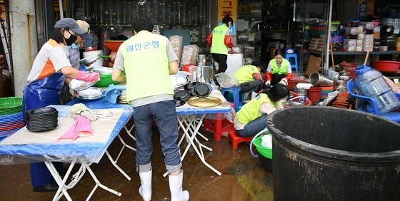 NSP통신-▲예산군이 집중호우 피해지역에 수해복구를 지원하고 있다. (예산군)