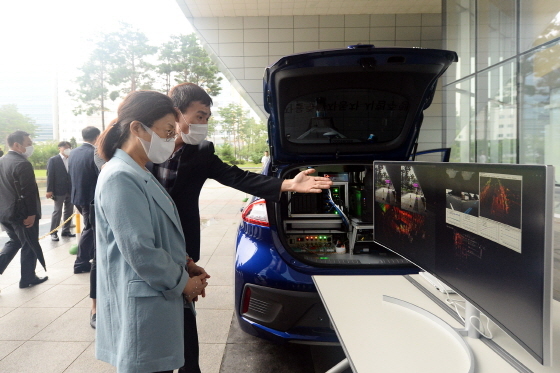 NSP통신-5일 시청 광장에서 성남시가 자율주행차 빅데이터 수집 및 차량제어 기술을 선보이고 있다. (성남시)
