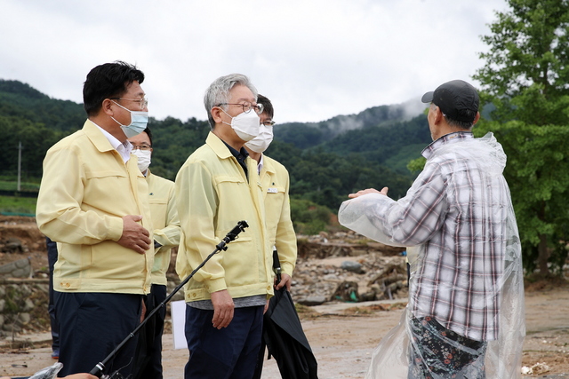 NSP통신-이천시 율면 산양1리 마을회관을 방문한 이재명 지사가 주변을 점검하고 피해 주민의 고충을 듣고 있다.