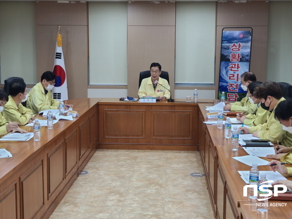 NSP통신-임종식 경북교육감이 지난 8일 상황실에서 상황관리전담반이 참석한 가운데 집중호우 대비·대응 태세와 피해 및 복구상황을 점검하고 있다. (경상북도교육청)