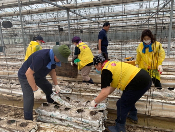 NSP통신-9일 수원시 재난재해봉사단이 복구작업을 하고 있다. (수원시)