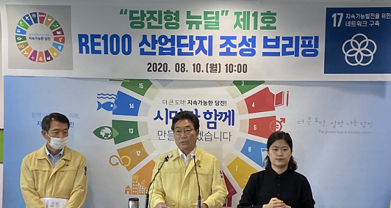 NSP통신-▲김홍장 당진시 시장인 RE100 산업단지 조성과 관련한 브리핑을 진행하고 있다.