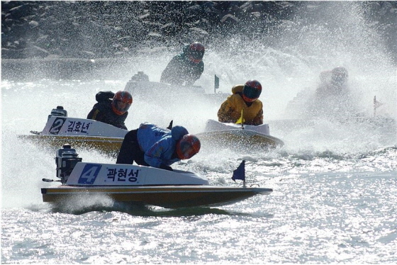 NSP통신-2003년 국민체육진흥공단 이사장배에서 첫 우승을 차지한 곽현성 선수의 경주 모습. (경륜경정총괄본부)