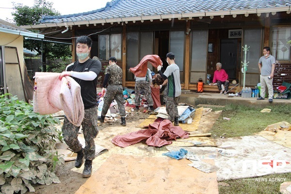 -나주시 관내 군장병들이 수해 복구현장을 찾아 일손을 거들고 있다. (나주시)