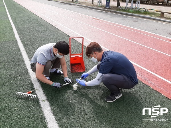 NSP통신-전남교육청 학교운동장 유해성 검사 시료 채취 활동. (전남교육청)