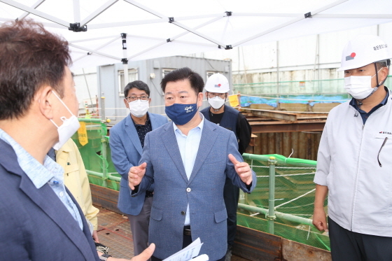NSP통신-11일 박승원 광명시장이 광명7동 공사현장 점검을 하고 있다. (광명시)