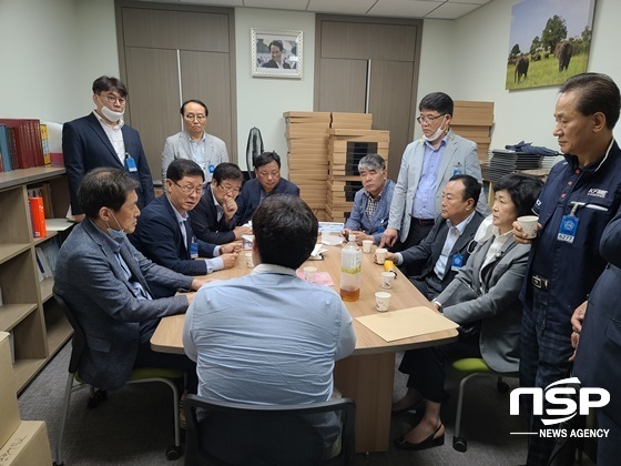NSP통신-소공연 비대위원들이 이원욱 의원실을 항의방문하고 있다.