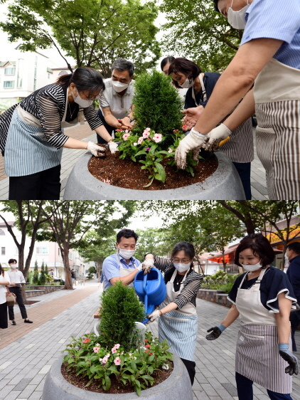 NSP통신-12일 분당구 야탑3동 벌말로39번길 보행자 전용도인 나르샤 가온길에서 은수미 성남시장이 관계자들과 화분에 초화를 식재하고 있다. (성남시)