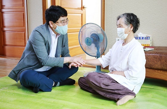 NSP통신-▲서산시가 광복절을 맞아 독립유공자 유족을 위문한다 (서산시)
