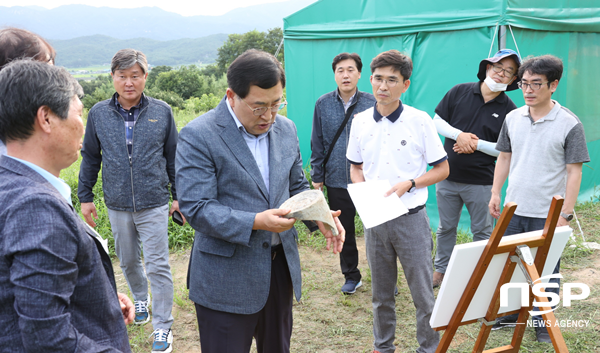 NSP통신-주낙영 경주시장 경주 이거사지 발굴조사 현장 점검 모습. (경주시)