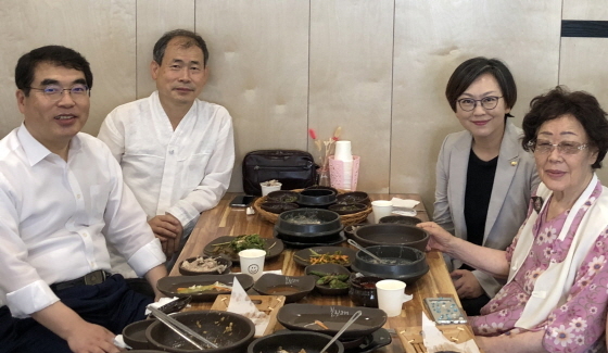 NSP통신-14일 이용수 할머니가 이나영 이사장에게 전화해 마련된 이 자리에는 일본군 위안부 피해 진상규명 및 명예회복 특별법안을 발의한 양기대 더불어민주당 국회의원과 일본 강제징용피해자들의 소송을 이끌고 있는 최봉태 변호사가 함께 했다. 사진 왼쪽부터 시계방향으로 양기대 의원, 최봉태 변호사, 이나영 이사장, 이용수 할머니. (양기대 의원실)
