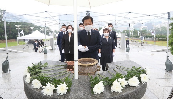 NSP통신-경기 수원시 현충탑에서 장현국 경기도의회 의장이 헌화와 분향을 하고 있다. (경기도의회)