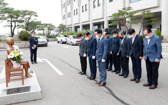 NSP통신-지난 14일 평화의 소녀상 앞에서 장현국 경기도의회 의장 등은 일본군 위안부 피해자 기림의 날 기념 헌화를 하고 있다. (경기도의회)