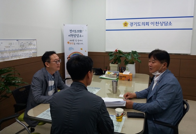 NSP통신-경기도의회 이천상담소에서 성수석 도의원이 정담회를 열고 경기관광공사 본부장으로 부터 주요 업무에 대한 보고를 받고 있다. (경기도의회)