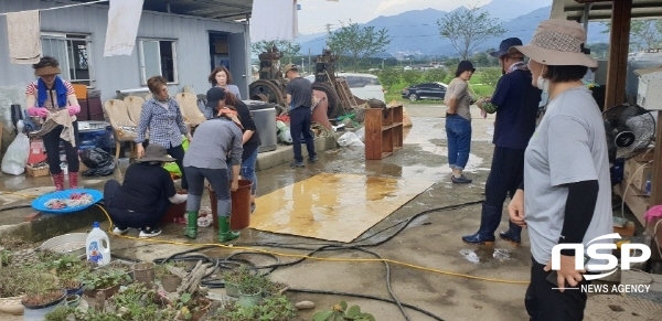 NSP통신-여수시어린이집연합회가 구례군 수해현장을 찾아 침수지역 주택의 쓰레기 정리와 진흙제거 등 봉사활동을 펼치고 있다. (여수시)